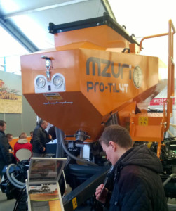 Mzuri Pro-Til 4 ma zbiornik o pojemności 3400 l.
