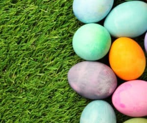 Czym naturalnie farbować jajka?