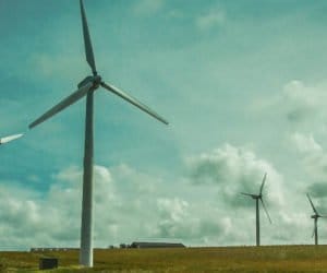 Farmy wiatraków: blisko czy daleko domów?