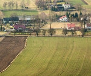 Ziemia nadal zbyt droga dla rolników