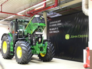 "Niezawodność jest naszą siłą" - to jedno z haseł widocznych w fabryce John Deere w Mannheim