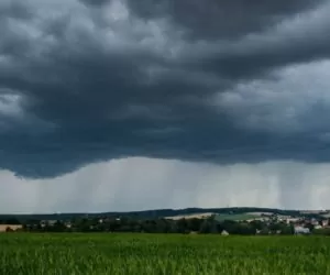 Potężne wichury i&nbsp;ulewy, stodoła poleciała z&nbsp;wiatrem!