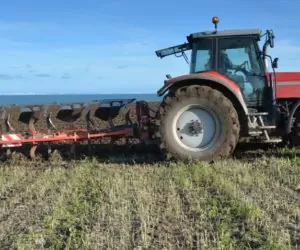 Pług i&nbsp;siewnik przygotowane do pracy