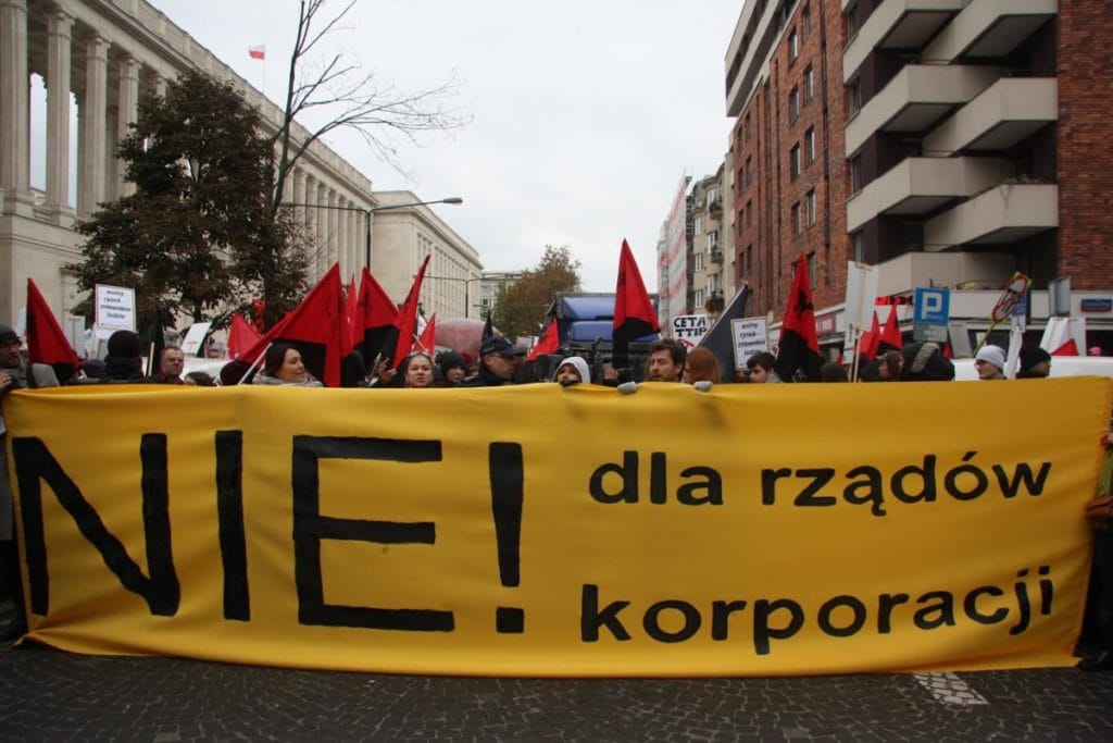 Uczestnicy protestu przeszli spod MRiRW pod Kancelarię Premiera. (fot. E. Ploplis)