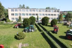 Widok na budynek szkolny podczas Dni Otwartych