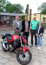 W przekazaniu motocykla udział wzięli, od lewej: Krzysztof Budzoń (Kierownik Regionalny z Sumi Agro Poland), Sebastian Pilczuk (Przedstawiciel Regionalny z Sumi Agro Poland), Tomasz Zając (rolnik, zwycięzca konkursu), Marta Strzelecka-Berek (Kierownik ds. Produktów Rolniczych w Sumi Agro Poland)