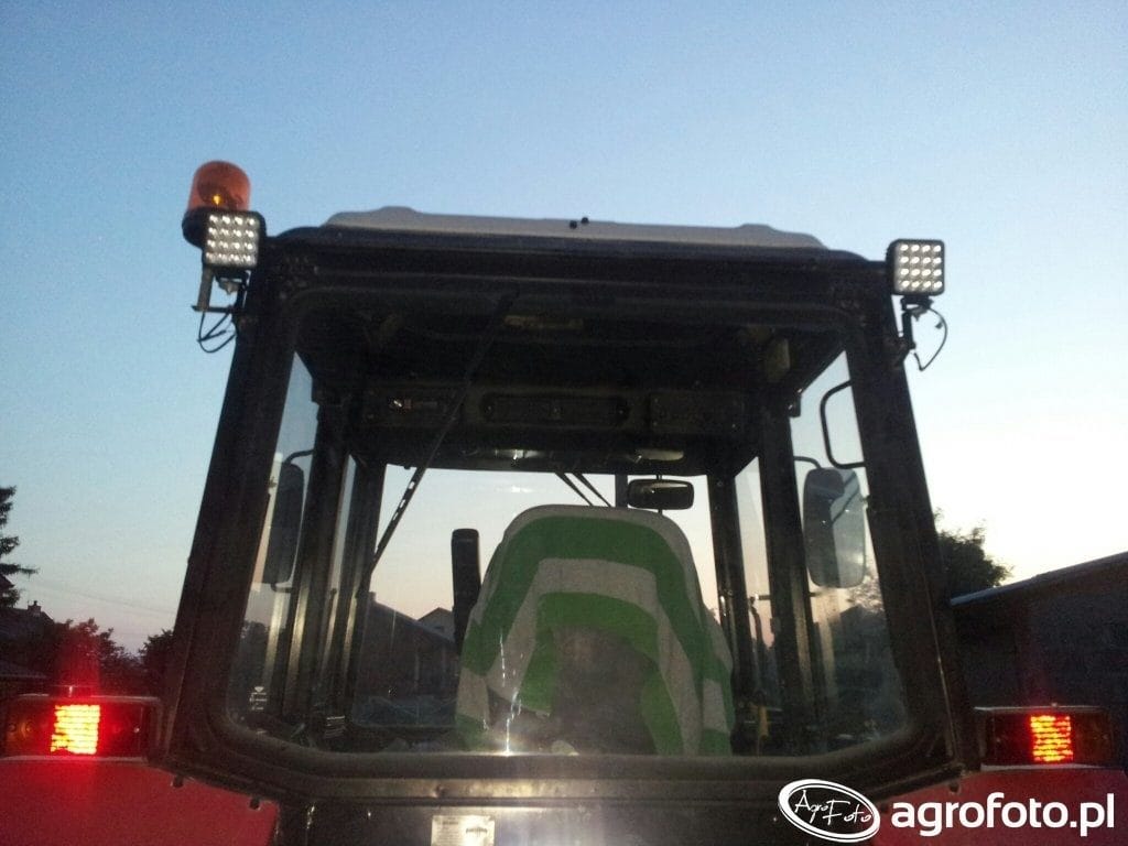 Światła robocze do ciągników rolniczych: LED czy halogen?