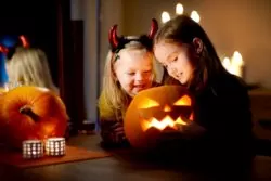 Dzieci wycinające dynie na Halloween