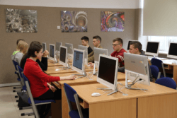 Uczniowie w&nbsp;sali informatycznej