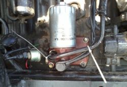 przygotowanie ciągnika do sezonu: zmieniona podstawa filtra oleju i nowy filtr