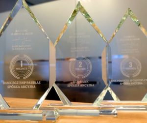 Podium bez zmian, ale przetasowania w&nbsp;peletonie