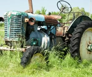 stary traktor