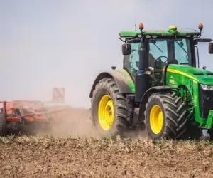 Rynek ciągników dołuje. Rolnicy kupują mniej