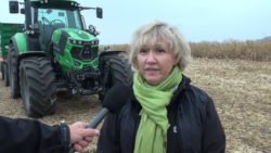 Anna Makulec, podkreśla zalety Deutz-Fahr C5305
