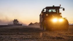 traktor o zmroku