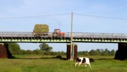 traktor na wiadukcie drogowym