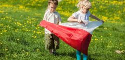 polska flaga dzieci niosą polską flagę