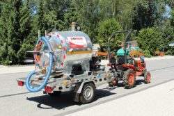 Kubota B1241 ciągnie wielką beczkę wody
