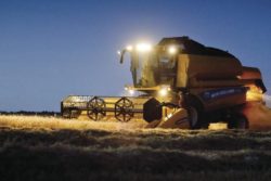 Kombajn New Holland praca nocą