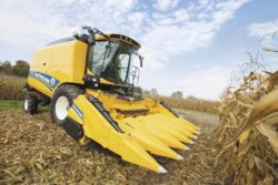 Kombajn New Holland z przystawką do kukurydzy