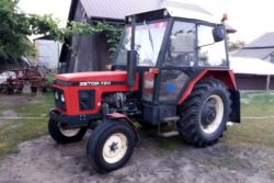 Zetor 7211 używany traktor na podwórzu