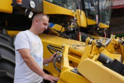 Maciej Amrozy i kombajn New Holland