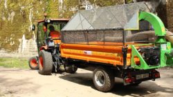ciągnik Kubota B3150 z odkurzaczem do liści
