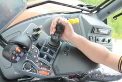 Kubota-M7173-joystick