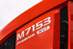 Kubota M7153