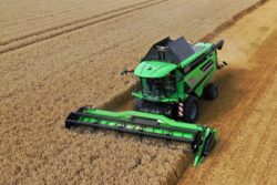 Kombajn Deutz-Fahr C7205 TS podczas żniw