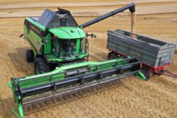 Kombajn Deutz-Fahr C7205 TS sypie ziarno