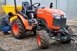 Kubota B2650 z rozsiewaczem nawozu
