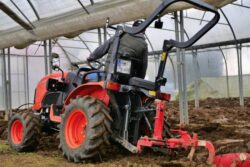 Kubota B2650 podczas orki