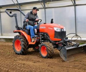 Miniciągnik ogrodniczy Kubota B2 pracuje w&nbsp;warzywach