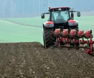 Ceny usług rolniczych 2021. Ile biorą za orkę, a&nbsp;ile za siew?