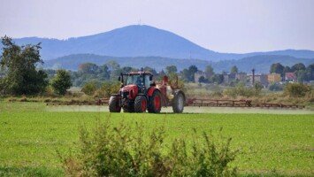 Kubota M7152 i opryskiwacz Hardi