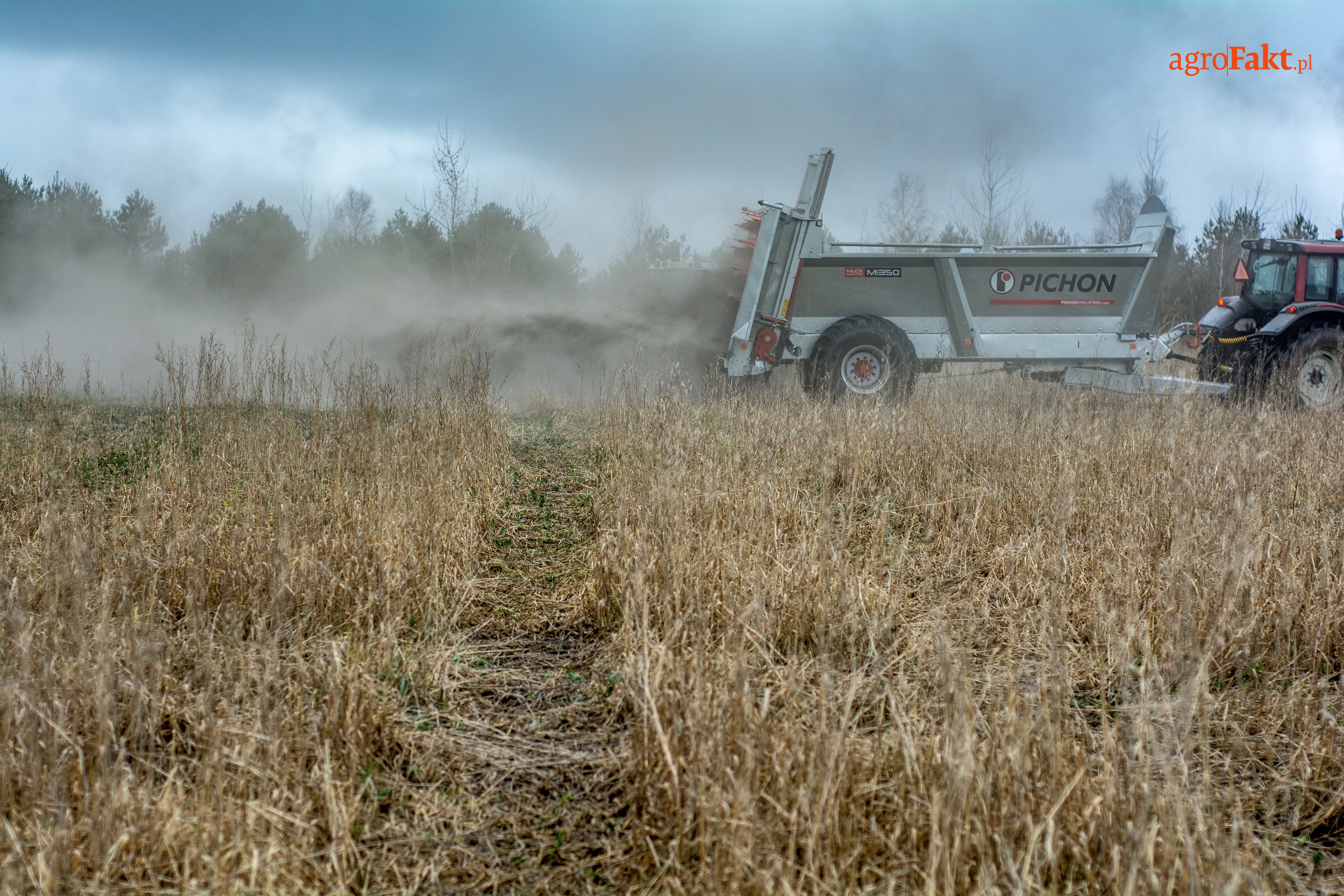 wapnowanie pola - Valtra/Fendt
(zdjęcia z 2020 roku!)
