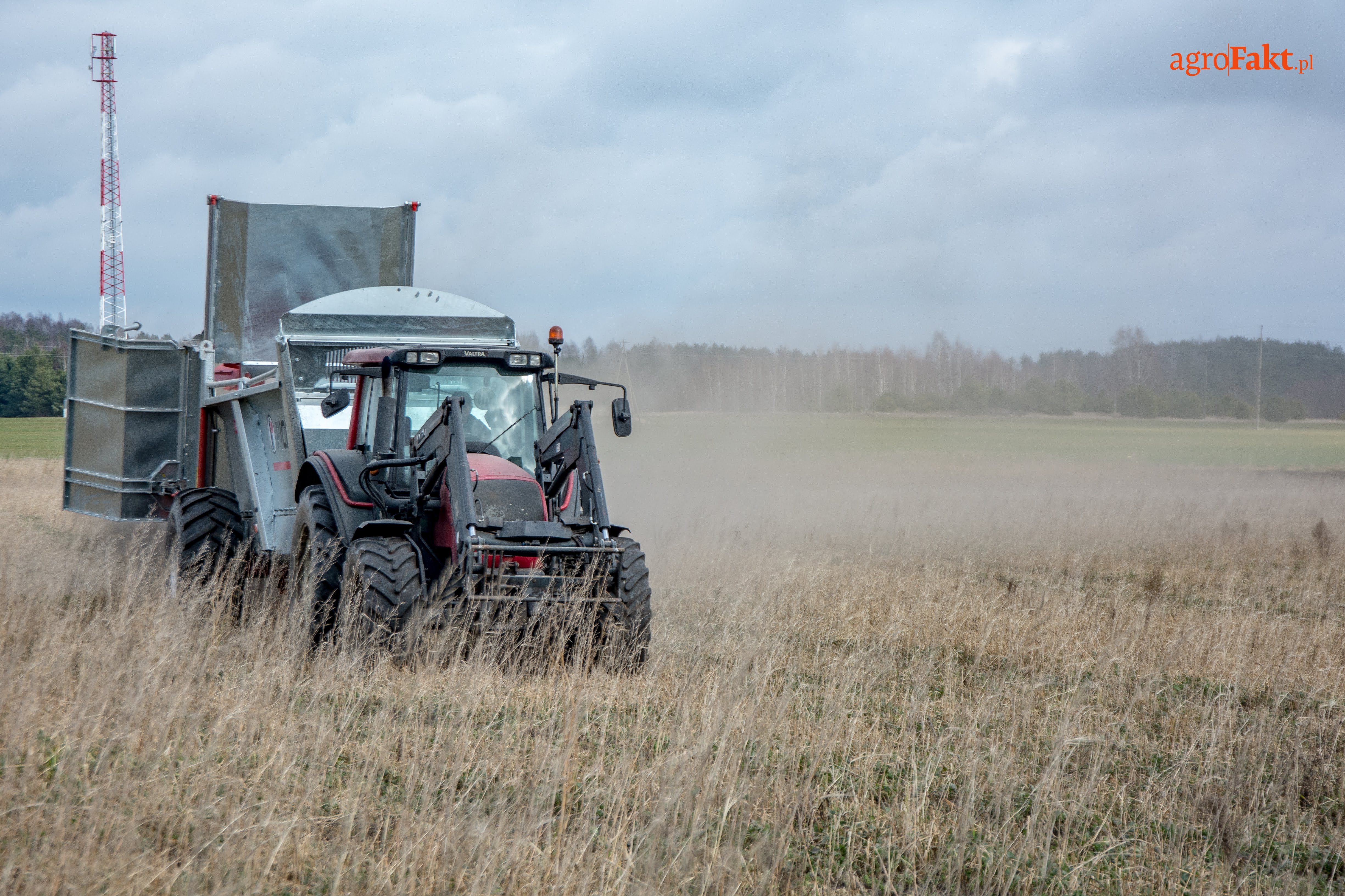 wapnowanie pola - Valtra/Fendt
(zdjęcia z 2020 roku!)