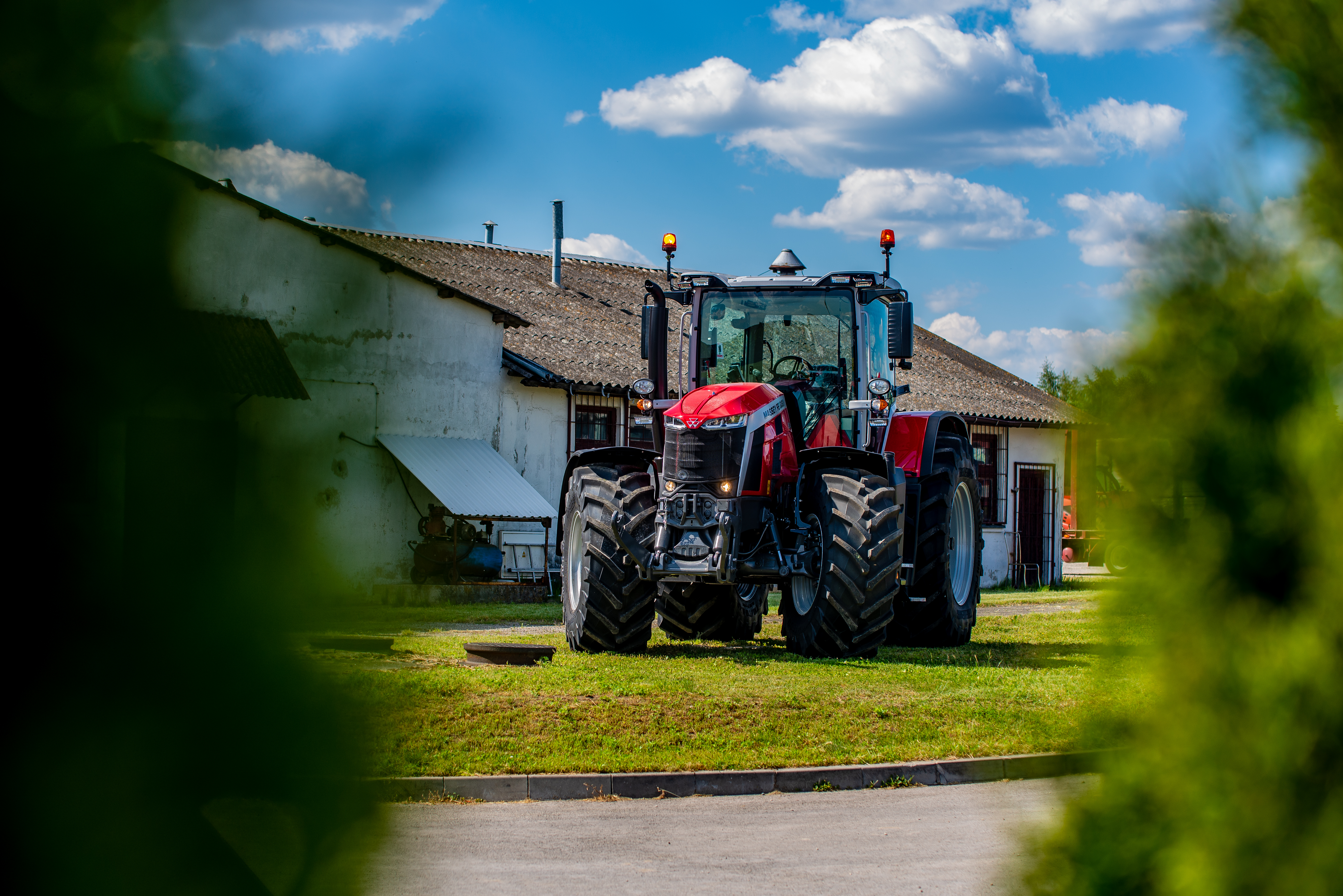 Massey Ferguson 8.225S jako nowość i nagrodzony jako traktor roku 2021 u świętokrzyskiego dealera Lukpol Agro w Górnie