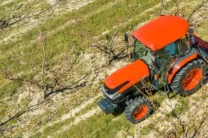 sztuczna mgła - ciągnik Kubota, sad brzoskwiniowy