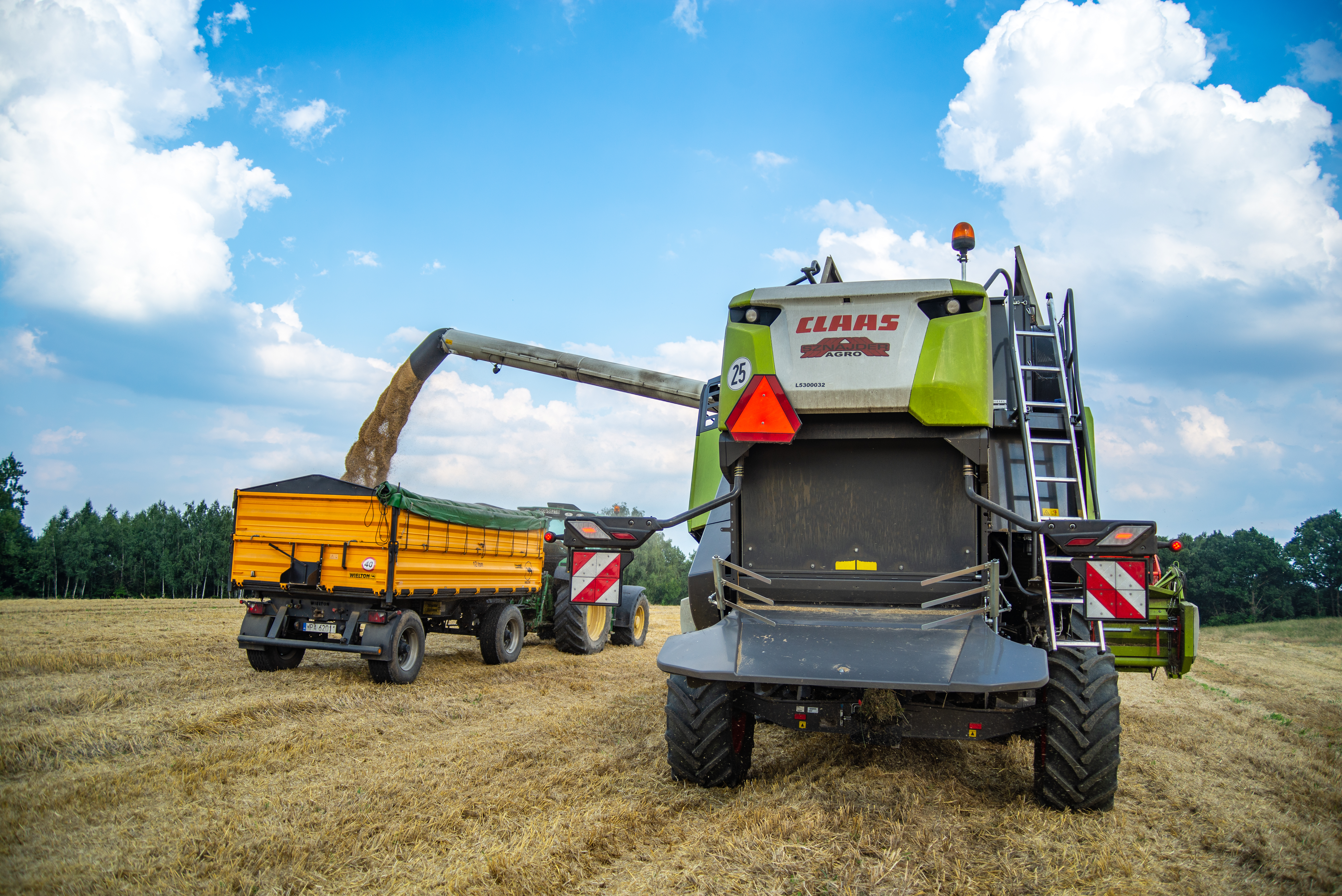 pokazy polowe pierwszego w Polsce Claasa Triona (5 klawiszy) w gospodarstwie Adama w pow. radomskim

Claas Trion 500 + Claas Vario 620
John Deere 6175R + Wielton
John Deere + Wielton
