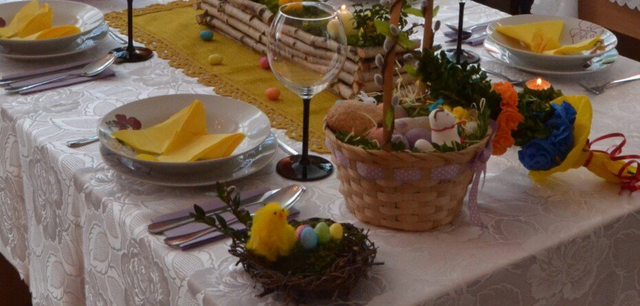 Wielkanoc to święconka, biały obrus i zajączek