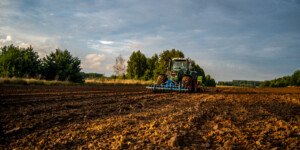 Usługi rolnicze – cennik na koniec sierpnia 2022 r. Sprawdź!