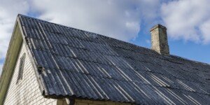 Wymiana dachów z azbestem. Dopłaty, programy, terminy