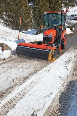 Miniciągnik Kubota przystosowany do pracy ze szczotkami