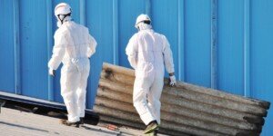 Wymiana pokryć dachowych z eternitu — samodzielnie czy z ekipą?