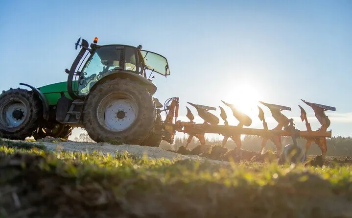 Usługi rolnicze — jak wygląda cennik na wiosnę 2023 r.?