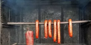 poziom zanieczyszczeń w żywności - wędzenie - wędzona kiełbasa - smoking