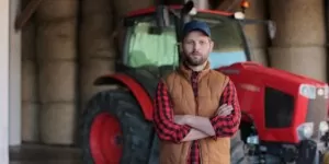 ciągnik rolniczy na drodze