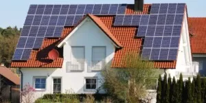 czy inwestować w fotowoltaikę - fotowoltaika - panele fotowoltaiczne na dachu - OZE - inwestycja w fotowoltaikę